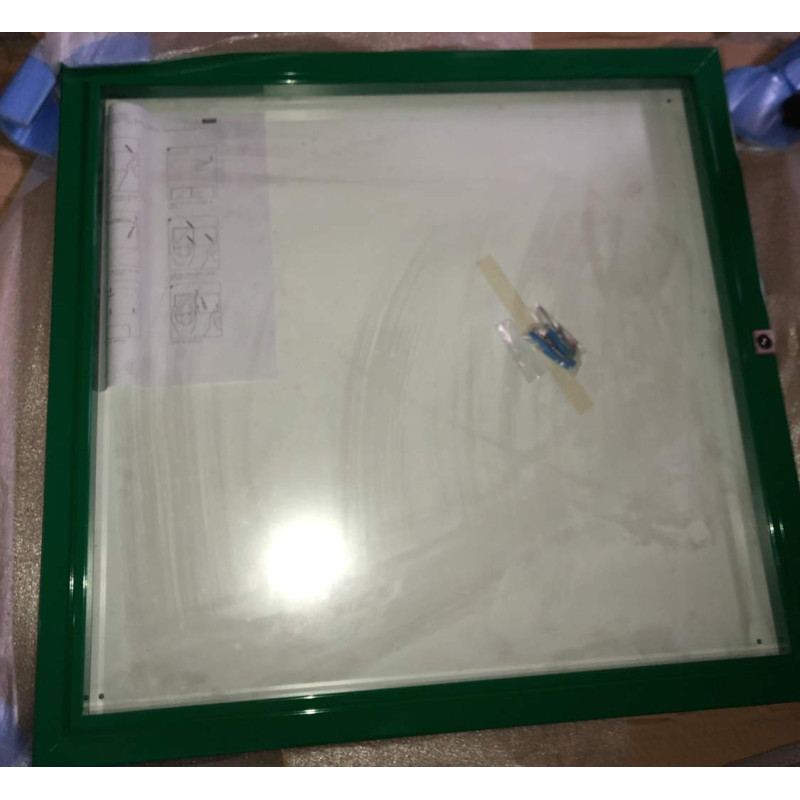 VITRINE EXTERIEURE ALU 6039. 6 A4 677x713 LAQUÉ VERT